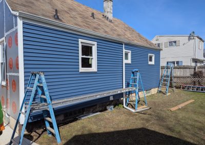 Specialty Siding AFTER- Newport Carvedwood•44 clapboard with SOLARDEFENSE REFLECTIVE TECHNOLOGY™